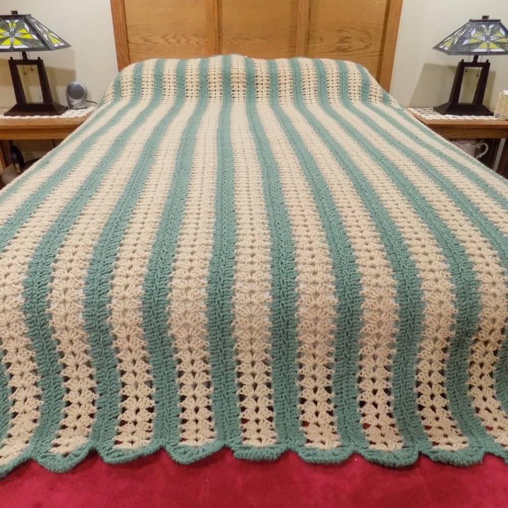Handmade Green Tan Large Afghan Scalloped Edge Crotched